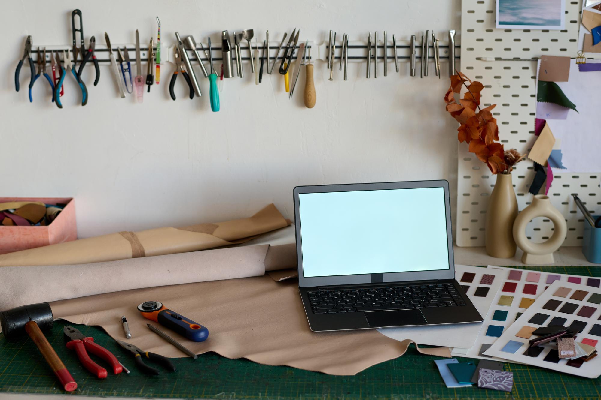 Studio di ricamo con tavolo organizzato e strumenti tecnologici